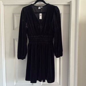 Brand new Gap velvet black dress size M